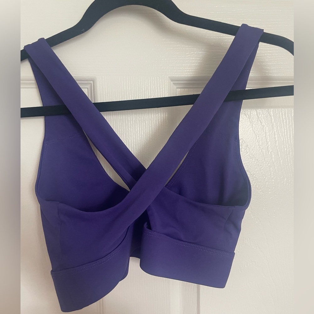 Fabletics Oasis Twist Sports Bra in Digital Purple Size S